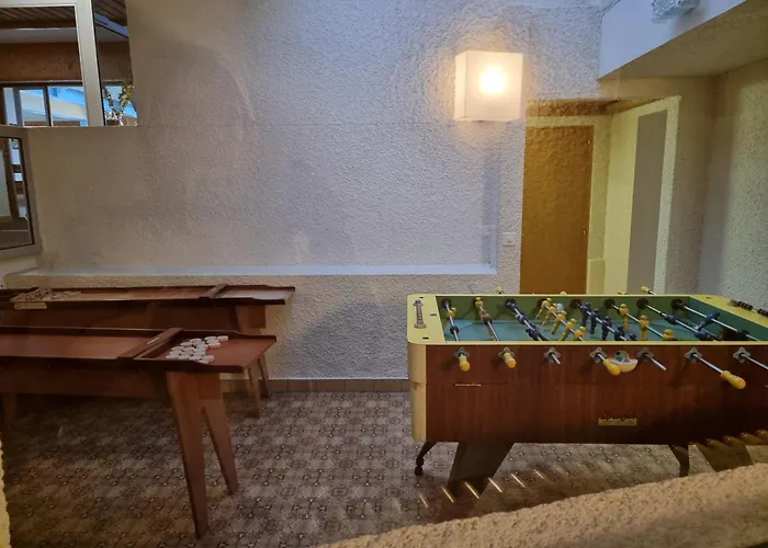 Newly Renovated Loverbier Steps From Place Apartment